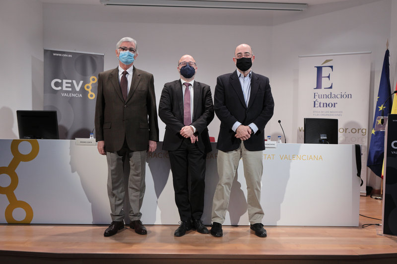 Debemos controlar el uso de la tecnología para conseguir una sociedad democrática, libre y respetuosa