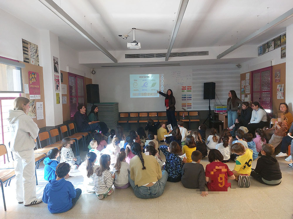 Alumnado de la especialidad de Inglés de Primaria trabaja la competencia intercultural en la escuela Les Carolines
