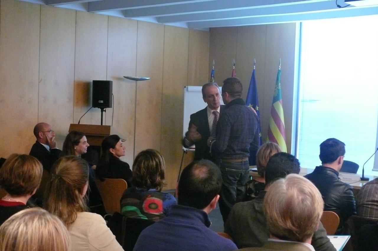 Es una met�fora de un proceso de coaching. Otro voluntario ten�a que guiar al primero para que lograr� su objetivo s�lo con preguntas.