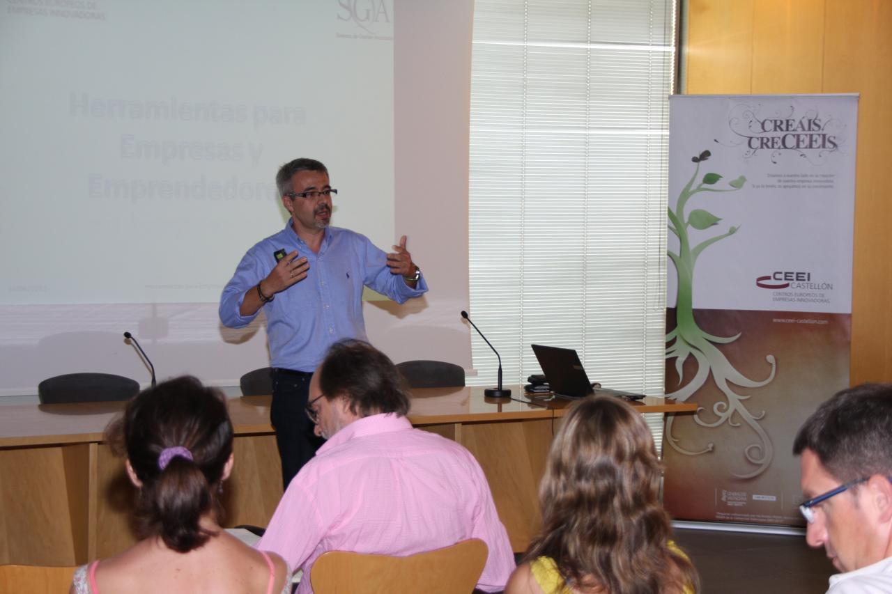 El ponente explicando las disferentes herramientas para el desarrollo de sus proyectos