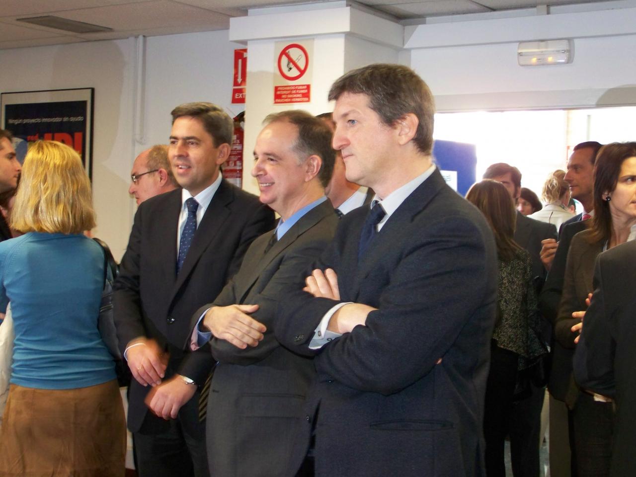 Vicente Rambla visita el stand de Mirage