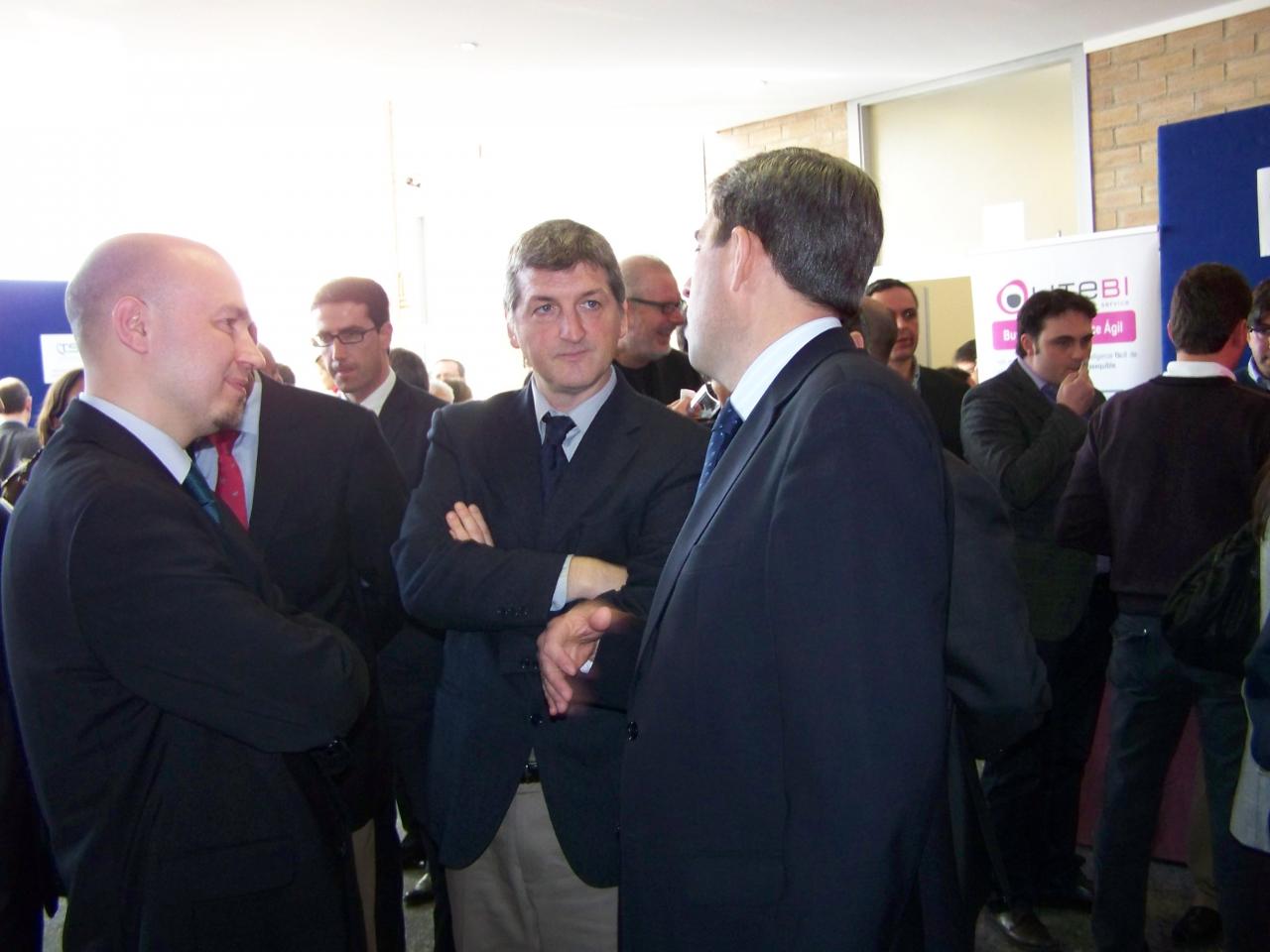 Vicente Rambla visita el stand de CELEROMICS