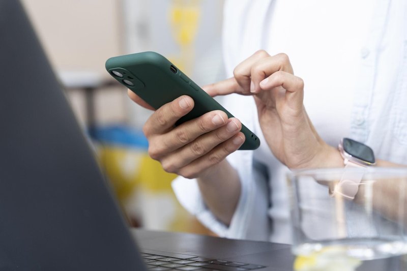 Multan con 42.000 euros a una empresa por incluir a una empleada en un grupo de WhatsApp